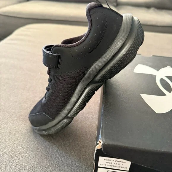 EUC Under Armour Kids Black BPS Assert 10 AC Size 3Y - Picture 3 of 8